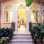 Astoria Garden מלון 3*