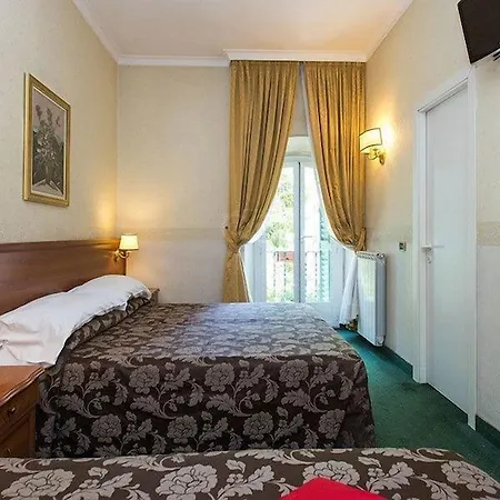 Отель Astoria Garden 3*