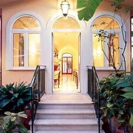 Astoria Garden Отель 3*